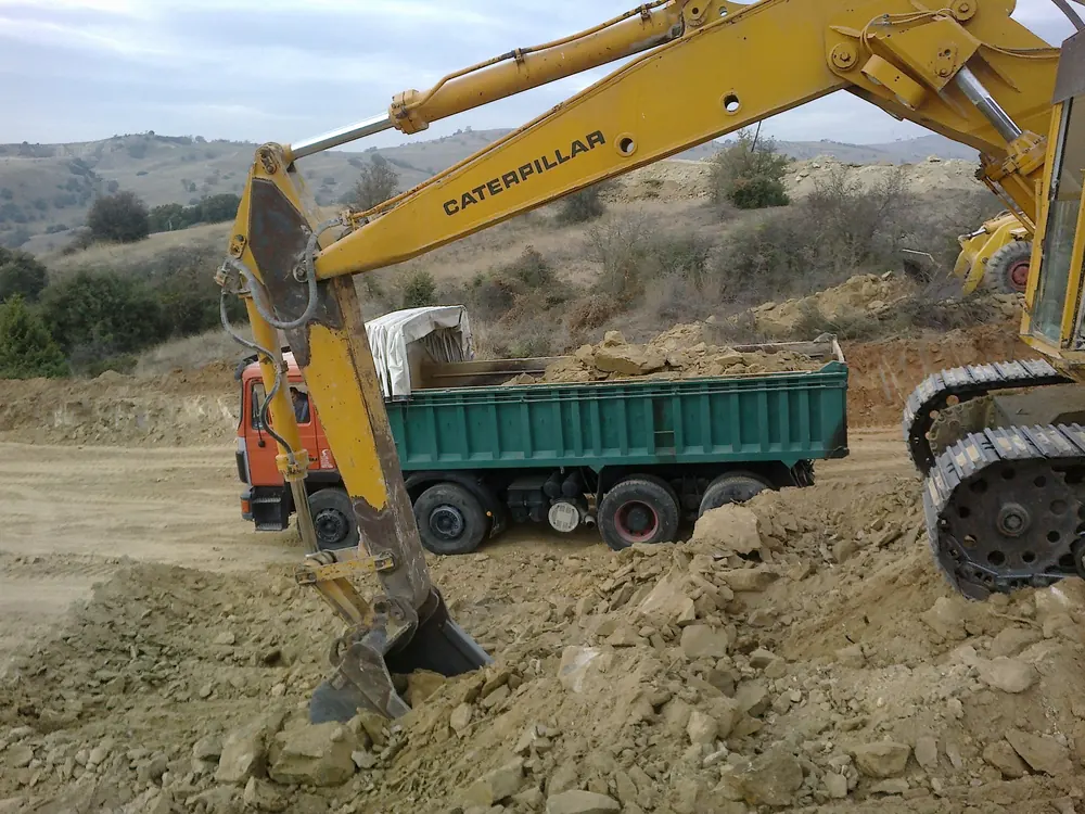 Εκσκαφέας Caterpillar σε δημόσιο έργο εκχωμάτωσης και οδοποιίας