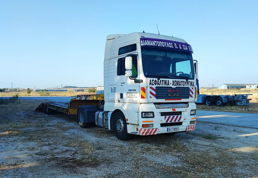 Φορτηγό μεταφοράς μηχανημάτων της εταιρείας Διαμαντόπουλος Π. & ΣΙΑ ΕΕ στη Θεσσαλονίκη